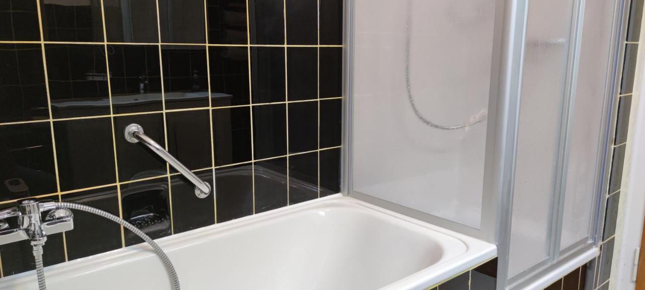 Schoene Und Optimal Gelegene Wohnung Og Weisskirchen Eksteriør bilde